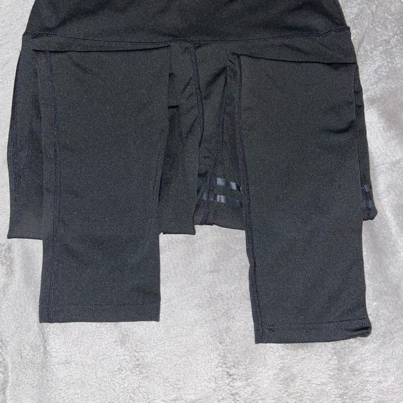 Medium pair of yoga leggings with 2 stripes on the right leg - Picture 5 of 5